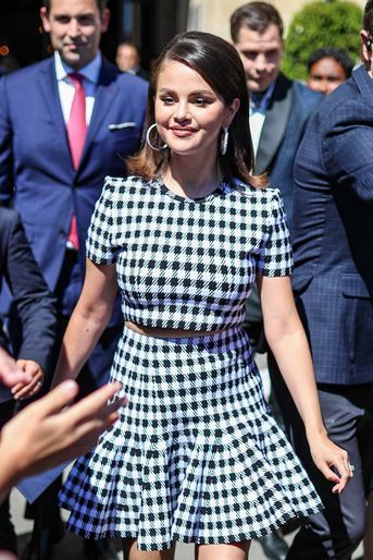 La chanteuse, actrice et productrice américaine Selena Gomez à la sortie de l'hôtel de Crillon à Paris, le 8 juillet 2022. 