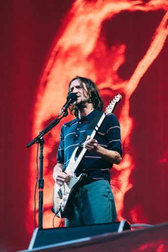 John Frusciante des Red Hot Chili Peppers, en concert vendredi 8 juillet 2022 au Stade de France.