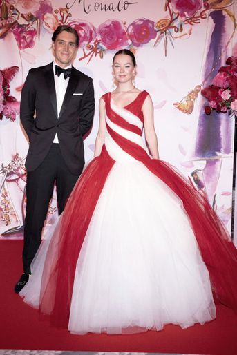La princesse Alexandra de Hanovre, dans une robe du soir Giambattista Valli, avec son compagnon Ben Sylvester Strautmann, au Bal de la Rose à Monaco, le 8 juillet 2022