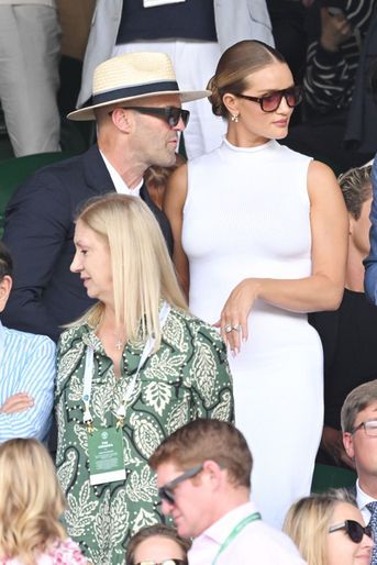 Jason Statham et sa compagne Rosie Huntington-Whiteley dans les tribunes de Wimbledon lors de la finale messieurs du tournoi, à Londres, le 10 juillet 2022.