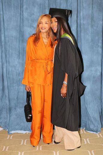 Naomi Campbell aux côtés de sa mère Valérie Morris, lors de sa remise de diplôme, au Royal Festival Hall, à Londres, le 7 juillet 2022.