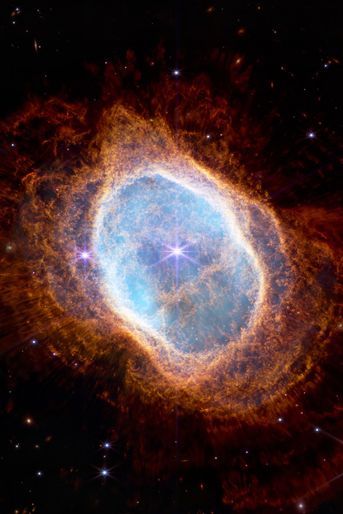 On voit maintenant la nébuleuse planétaire de l’Anneau austral (NGC 3132) dans la constellation australe des Voiles. De la naissance à la mort d’une nébuleuse, Webb peut explorer les poussières et les gaz des étoiles vieillissantes qui pourraient un jour devenir une nouvelle étoile ou planète.