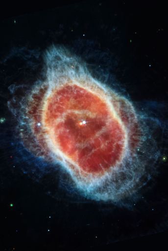 Regardez-bien. Il n&#039;y a pas une mais deux étoiles dans le cœur de cette nébuleuse. On peut désormais les voir grâce à James-Webb.