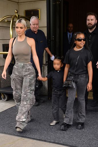 Kim Kardashian aux côtés de ses filles North et Chicago à la sortie de leur hôtel, à New York, le 12 juillet 2022.