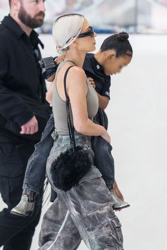 Kim Kardashian aux côtés de sa fille Chicago à la sortie de leur hôtel, à New York, le 12 juillet 2022.