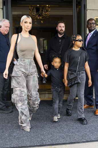 Kim Kardashian aux côtés de ses filles North et Chicago à la sortie de leur hôtel, à New York, le 12 juillet 2022.