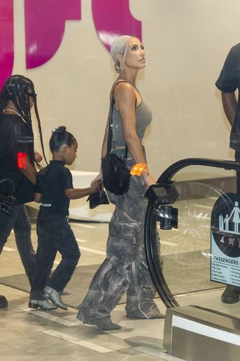 Kim Kardashian avec ses filles North et Chicago au centre commercial American Dream, à New York, le 12 juillet 2022.