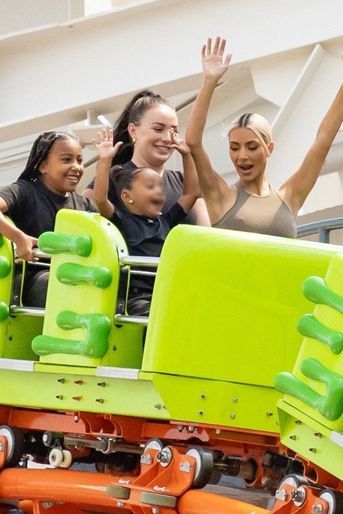 Kim Kardashian avec ses filles North et Chicago sur un manège dans le centre commercial American Dream, à New York, le 12 juillet 2022.