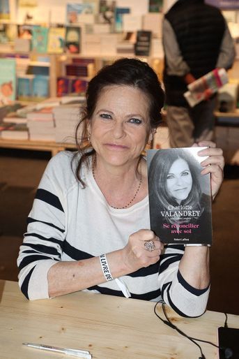 Charlotte Valandrey lors du salon du livre le 22 avril 2022 à Paris. 