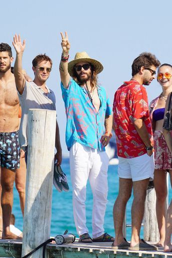 Jared Leto et des amis le 13 juillet 2022 à la plage du Club 55, à Ramatuelle.