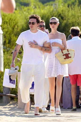 Brooklyn Beckham et Nicola Peltz le 13 juillet 2022 à la plage du Club 55, à Ramatuelle.