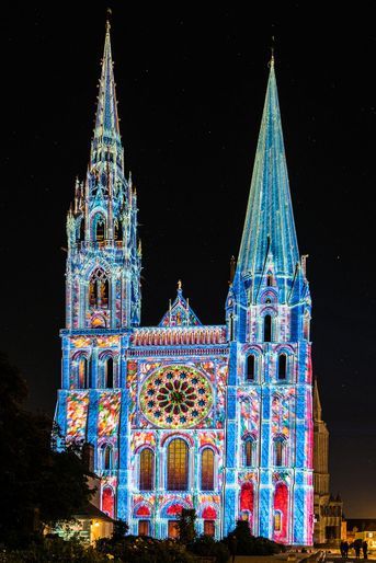 Le portail royal de la cathédrale de Chartres illuminé