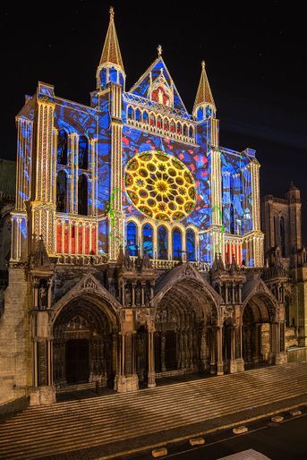 Le portail sud de la cathédrale de Chartres illuminé