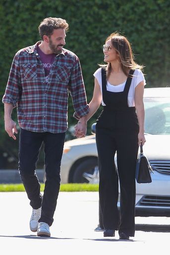 Ben Affleck et Jennifer Lopez main dans la main dans les rues de Los Angeles, le 13 avril 2022.