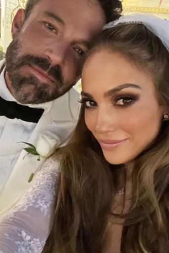 Samedi 16 juillet 2022, Jennifer Lopez et Ben Affleck se sont passés la bague au doigt lors d'une intime cérémonie à La Petite Chapelle de Las Vegas. Pour l'occasion, la chanteuse avait choisi de porter deux robes : une issue d'un «vieux film» et l'autre de la collection nuptiale de Zuhair Murad. 
