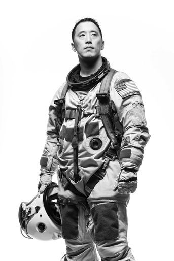 L&#039;astronaute de la Nasa Jonny Kim porte une combinaison pressurisée qui lui permet de franchir des altitudes supérieures à 18 kilomètres. Norah Moran a remporté la deuxième place de la catégorie &quot;Portrait&quot;.