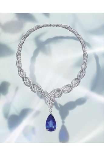 Bulgari, la sensualité romaine Collier en diamants serti d’un saphir poire de plus de 60 carats.