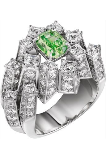 Cartier, un style unique. Un diamant vert de 1,25 carat monté sur une bague sertie de diamants.