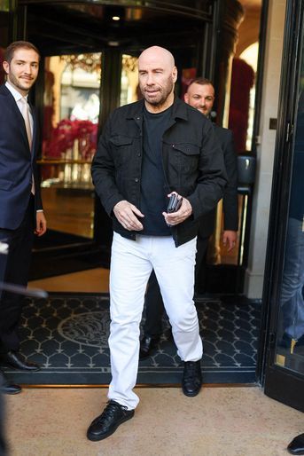 John Travolta à la sortie du Four Seasons Hôtel George V, à Paris, le 18 juillet 2022.