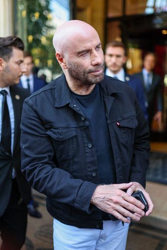 John Travolta à la sortie du Four Seasons Hôtel George V, à Paris, le 18 juillet 2022.