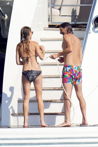 Adrien Brody et Georgina Chapman le 19 juillet 2022 au large de Saint-Tropez.