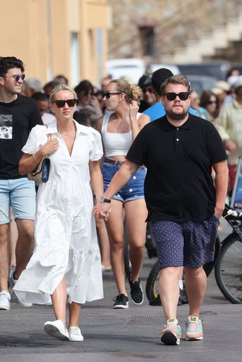 James Corden et sa femme Julia Carey se promènent dans les rues de Saint-Tropez le 16 juillet 2022.