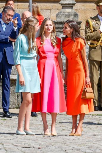 La reine Letizia d'Espagne avec ses filles, la princesse Leonor et de l'infante Sofia, assistent à l'offrande nationale à l'apôtre Saint-Jacques à Saint-Jacques-de-Compostelle, le 25 juillet 2022.