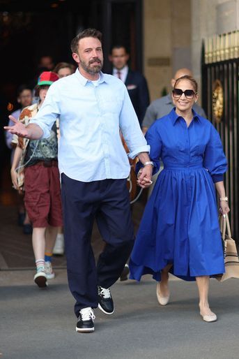 Jennifer Lopez et Ben Affleck à la sortie de l'hôtel Crillon, le 25 juillet 2022.