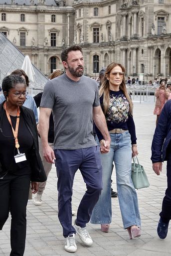 Ben Affleck et sa femme Jennifer Affleck (Lopez) poursuivent leur lune de miel à Paris, le 26 juillet 2022. Le couple a profité d'une virée au Louvre.