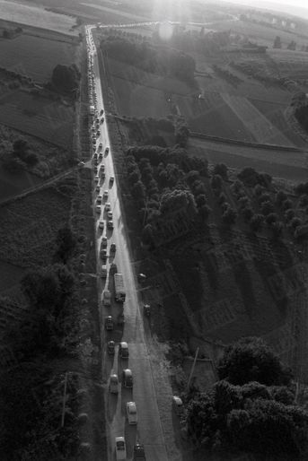 Longue de 996 kilomètres, la nationale 7, photographiée ici en juin 1962, est aussi appelée la « route bleue ». Elle relie Paris à Menton, en passant par la Bourgogne, le nord de l’Auvergne, la vallée du Rhône et la Côte d’Azur.