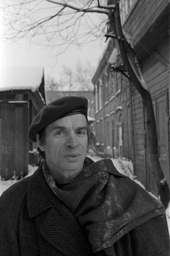 En novembre 1987 devant la maison familiale à Oufa, non loin d’Irkoutsk, en Sibérie, où il a grandi.