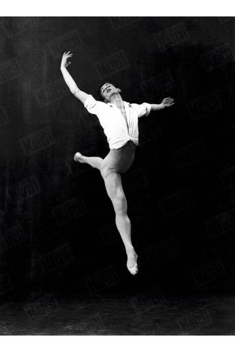 Pour sa première représentation à Paris, le 19 mai 1961, au Palais Garnier, le danseur incarne Solor dans « La Bayadère », un ballet créé pour le Bolchoï en 1877 et qui n’était joué qu’en URSS. Seul le troisième acte fut représenté à Paris.