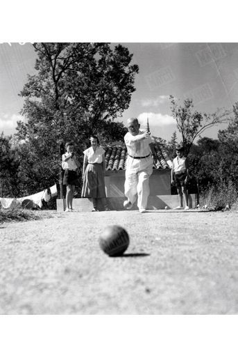 Été 1950, dans le jardin de sa villa de Muret (Haute-Garonne), Vincent Auriol joue à la pétanque avec son épouse, Michelle, et leurs petits-fils, Jean-Paul et Jean-Claude.