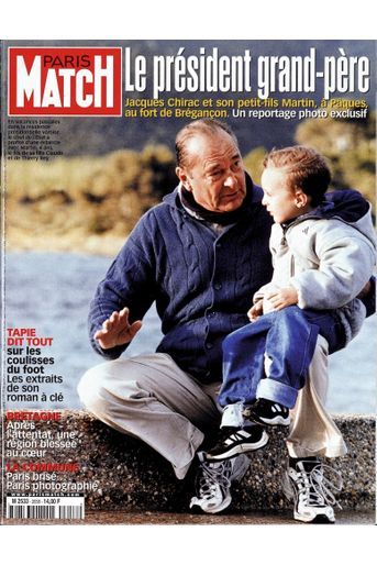 Le 4 mai 2000, le président Jacques Chirac, en vacances au fort de Brégançon, fait la couverture de Match avec son petit-fils, Martin Rey.