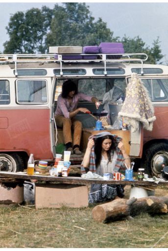 Lors de la deuxième édition du festival de l’île de Wight, en août 1969, la plupart des spectateurs dorment sur place, sous des tentes ou dans des Combi Volkswagen.