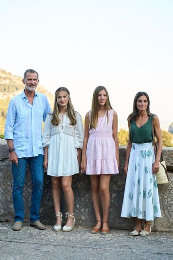 La reine Letizia et le roi Felipe VI d'Espagne avec leurs filles les princesses Leonor et Sofia à Valldemossa, le 1er août 2022