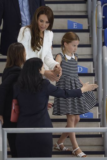 Kate Middleton avec sa fille la princesse Charlotte aux épreuves de natation des Commonwealth Games, le 2 août 2022 à Birmingham.