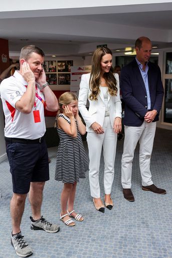 Kate Middleton et sa fille la princesse Charlotte visitent les locaux de l'association "SportsAid House" en marge des Jeux du Commonwealth de Birmingham, le 2 août 2022.