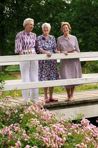 La reine Margrethe II de Danemark et ses sœurs la princesse Benedikte de Danemark et l’ancienne reine des Hellènes Anne-Marie au château de Graasten, le 25 juillet 2022