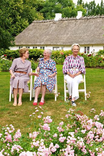 La reine Margrethe II de Danemark et ses sœurs la princesse Benedikte de Danemark et l’ancienne reine Anne-Marie de Grèce au château de Graasten, le 25 juillet 2022