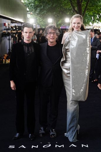 Tom Sturridge, Neil Gaiman et Gwendoline Christie à la première mondiale du film "Sandman" à Londres, le 3 août 2022. 