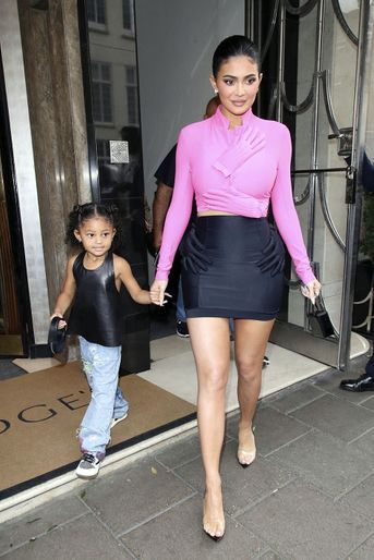 Kylie Jenner et sa fille Stormi à la sortie du magasin "Harrod's" à Londres, le 4 août 2022. 