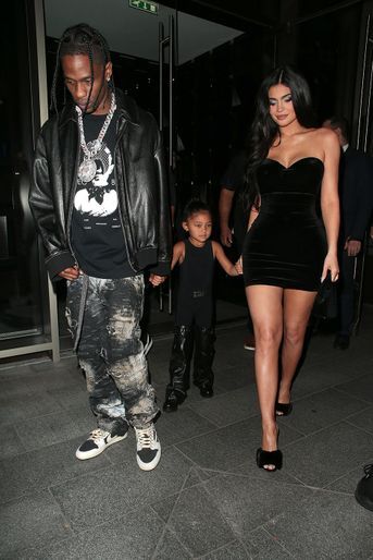 Kylie Jenner et son compagnon Travis Scott avec leur fille Stormi à la sortie du restaurant "Nobu" à Londres, le 4 août 2022. 