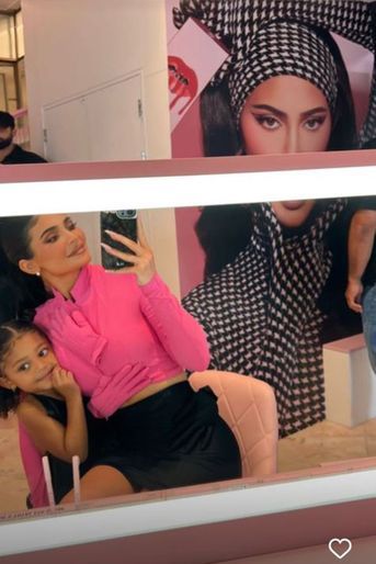 Kylie Jenner et sa fille Stormi au magasin "Harrod's" à Londres, le 4 août 2022. 
