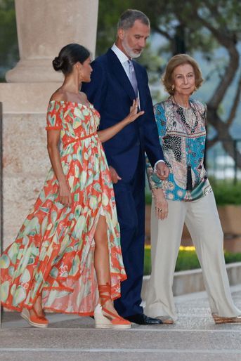 La reine Letizia et le roi Felipe VI d'Espagne avec leur belle-mère et mère l'ex-reine Sofia à Palma de Majorque, le 4 août 2022