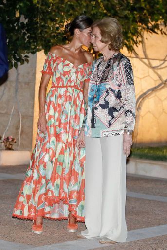 La reine Letizia complice avec sa belle-mère l'ex-reine Sofia d'Espagne à Palma de Majorque, le 4 août 2022
