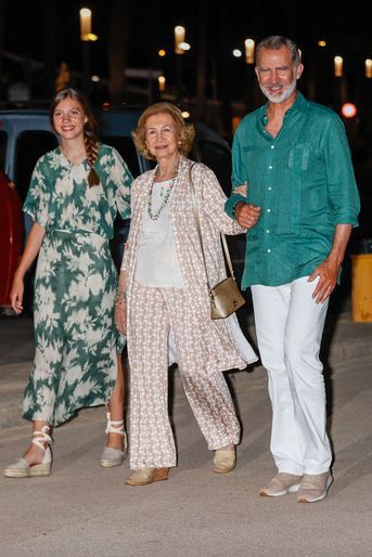 La princesse Sofia, la reine Sofia, le roi Felipe VI d'Espagne - La famille royale espagnole va dîner au restaurant "Ola de Mar" à Palma de Majorque le 5 août 2022
