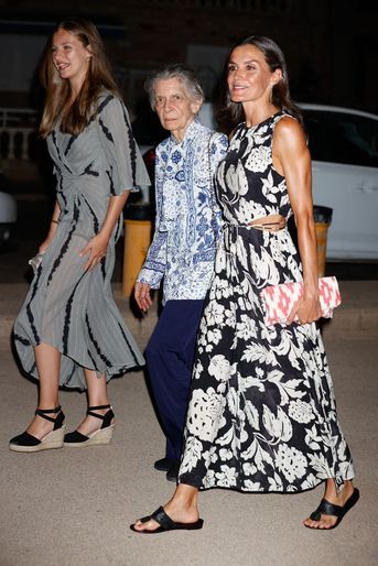 La princesse Leonor, la princesse Irene et la reine Letizia - La famille royale espagnole va dîner au restaurant "Ola de Mar" à Palma de Majorque le 5 août 2022