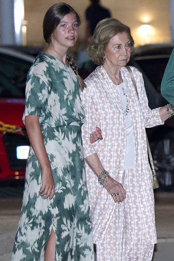 La princesse Sofia, la reine Sofia - La famille royale espagnole va dîner au restaurant "Ola de Mar" à Palma de Majorque le 5 août 2022
