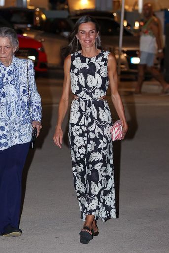 La reine Letizia - La famille royale espagnole va dîner au restaurant "Ola de Mar" à Palma de Majorque le 5 août 2022